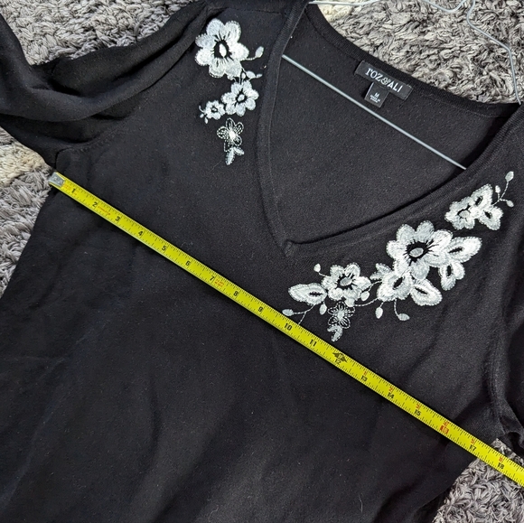 Roz & Ali V-Neck 3/4 Sleeve White Floral Embroidered Black Sweater Blouse Size M - Picture 7 of 7